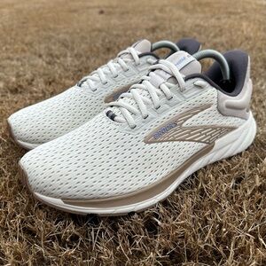 Brooks Anthem 6 Running Shoes Womens Size 11 B off white Road Sneakers